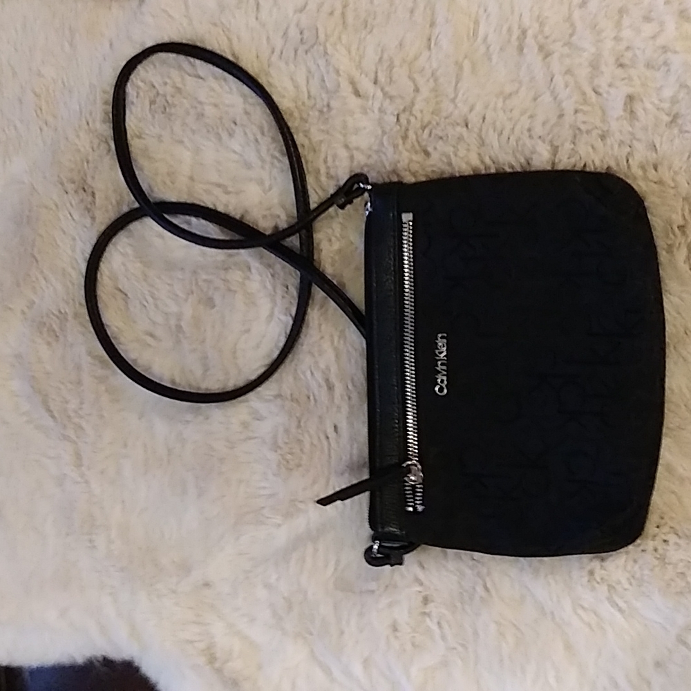 VGUC. Calvin Klein black crossbody bag.